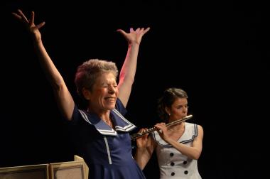 Anna Barbara Hagin (vorn) und Irmgard Himstedt erwecken den Struwelpeter und seine Freunde zum Leben. <br>Foto: Hagin<br />