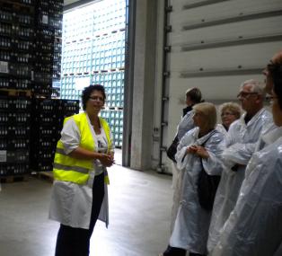 Vor der Kulisse des Getränkelagers führt Mitarbeiterin Bianca Blome in das Thema Mineralwasserherstellung ein. <br>Foto: LWL/Buba<br />