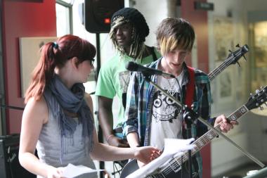 Die Schulband der Dortmunder Droste-Hülshoff-Realschule - hier beim "Kanalrauschen" 2011 im Schiffshebewerk - ist in Witten wieder dabei. <br>Foto: LWL<br />