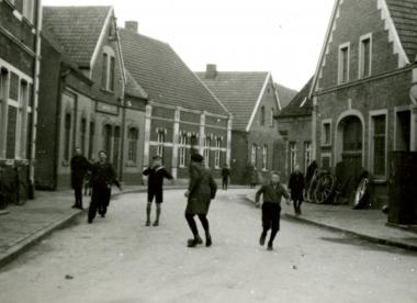 Fußball spielende Kinder in den 1930er Jahren in Ahaus. Foto: LWL-Archiv/Krabbe