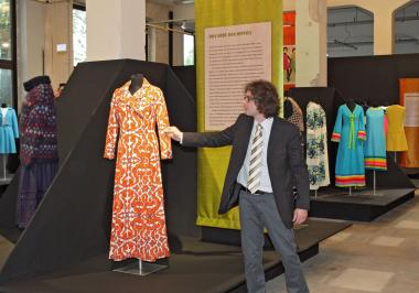 Ausstellungskurator Martin Schmidt führt die Besucher durch ¿Fashion-lights!¿. <br>Foto: LWL<br />