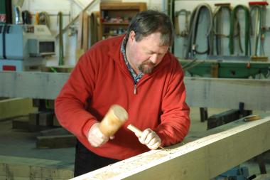 Holzbildhauer Wolfgang Koch führt im LWL-Freilichtmuseum Detmold vor, wie Schnitzereien an Häusergiebeln entstehen. <br>Foto: LWL<br />