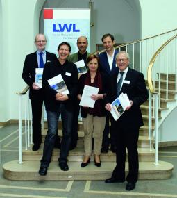Regionaltagung "Kommunale Kompetenz Bauku-ltur" im LWL-Landeshaus mit (v.l.) Michael Zirbel, Leiter des Fachbereichs Stadtplanung der Stadt Gütersloh, Dr. Frank Pflüger, HJPplaner Aachen, Darius Djahanschah, LWL-Denkmal¬pfle¬ge, Land-schafts- und Baukultur in Westfalen, Carola Scholz, NRW-Bauministerium, Lars-Christian Uh-lig, BBSR und LWL-Direktor Dr. Wolfgang Kirsch. <br>Foto: LWL / Schürkamp<br />