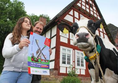 Ein buntes Programm für die ganze Familie verspricht der ¿Tag der Landwirtschaft¿ am 24. Juni im LWL-Freilichtmuseum Detmold. Die zwölfjährige Selin und LWL-Museumsleiter Dr. Jan Carstensen freuen sich bereits auf die Tierschau mit Kuh Princess & Co. <br>Foto: LWL/Jähne<br />