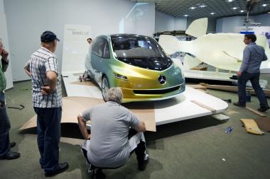 Nach einem Gastspiel im LWL-Museum für Natur-kunde wird das aerodynamische Auto ¿Bionic Car¿ der Daimler AG von dem Unternehmen abgeholt. <br>Foto: LWL/Oblonczyk<br />