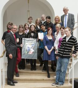 Schülerinnen und Schüler des LWL-Berufskollegs Soest bei der Ausstellungseröffnung mit LWL-Schuldezernent Hans Meyer (l.), Kunstlehrerin Gisela Norpoth und Theo Wenker, Leiter des LWL-Berufskollegs Soest. <br>Foto: LWL/Emmerich<br />