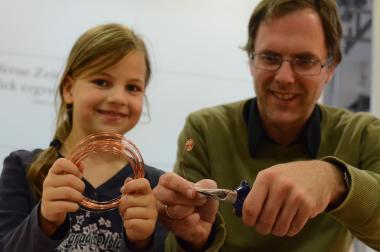 Ran an Zange und Kupferdraht! - Ihr eigenes Schmuckstück fertigen Acht- bis Zwölfjährige zusammen mit dem Museumspädagogen am nächsten Familiensonntag im LWL-Museum für Archäologie. <br>Foto: LWL/W. Quickels<br />