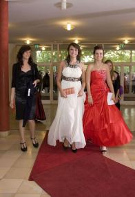 Eine aufwendige Frisur, ein tolles Abendkleid und ein großes Abend-Make-up gehören heute für viele zum Abi-Ball einfach dazu, wie hier 2009 in Bünde (Kreis Herford). <br>Foto: LWL<br />