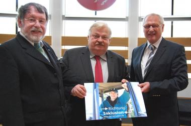 Stellen sich der Herkules-Aufgabe: v.l.n.r: Erster Vorsitzender der LWL-Landschaftsversammlung Dieter Gebhard, NRW-Sozialminister Guntram Schneider und LWL-Direktor Dr. Wolfgang Kirsch. <br>Foto: LWL/Rösler<br />