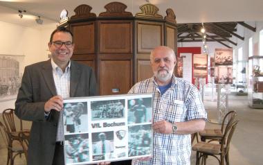 Eberhard Franken überreicht Museumsleiter Dr. Arnulf Siebeneicker sein Fan-Poster des VfL Bochum. <br>Foto: LWL<br />