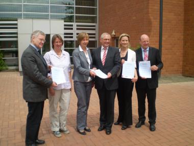 Mehr Inklusion dank frisch unterzeichneter Kooperationsverträge: Dr. Arnold Hermans, Schulleiter Annette-Gymnasium Münster, Dr. Britta Demes, Bezirksregierung Münster, Claudia Scholle, Schulleiterin LWL-Irisschule, LWL-Direktor Dr. Wolfgang Kirsch, Kathrin van Hagen, Schulleiterin Geschwister-Scholl-Realschule Münster, Münsters Oberbürgermeister Markus Lewe (v.l.n.r). <br>Foto: LWL<br />