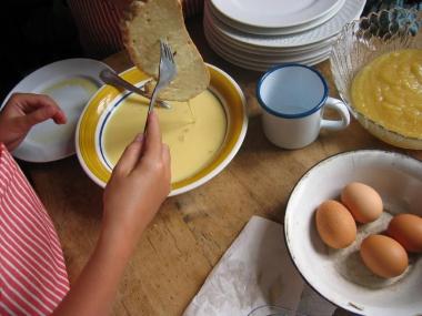 Lecker: In der Arbeiterküche bereiten Ferienkinder ¿arme Ritter¿ oder ¿goldene Schnitten¿ zu. <br>Foto: LWL<br />