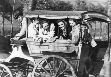 "Reisegruppe in einem Pferdewagen", <b>Winterberg</b> (Hochsauerlandkreis), ca 1920-1940. <br>Foto: LWL-Archiv<br />