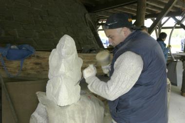 Sandstein kreativ bearbeiten. Teilnehmer beim Bildhauerworkshop im LWL-Industriemuseum Zeche Nachtigall. <br>Foto: LWL / A. Hudemann<br />