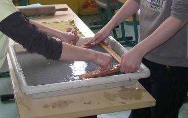 Papierschöpfen ist kinderleicht. <br>Foto: LWL<br />