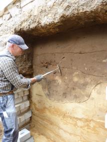 Dringend waren die archäologischen Untersuchungen in Haltern: Während die Grabungshelfer noch die archäologischen Funde wie diese Grube aus römischer Zeit sichern, entstehen ringsherum schon neue Mauern. <br>Foto: LWL/ Tremmel<br />