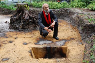 Dr. Daniel Bérenger und sein Grabungsteam untersuchen einen der besterhaltenen bronzezeitlichen Grabhügel in Ostwestfalen und erhoffen sich wertvolle Erkenntnisse für die archäologische Forschung. Béranger erläutert hier eine Pfostengrube, die sich im Boden abzeichnet. <br>Foto: LWL/Burgemeister<br />