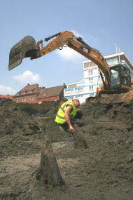 Die Bagger leisteten den LWL-Archäologen wertvolle Hilfe bei ihrer Arbeit auf der Arcaden-Baustelle in Recklinghausen. <br>Foto: LWL/Klostermann<br />