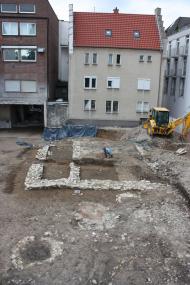 Eindrucksvoll sind die baulichen Spuren aus der Paderborner Marktsiedlung mit den Grundmauern des mächtigen Steingebäudes sowie einem Ofenfundament und einem Brunnen im Vorderrund. Im Hintergrund ist ein vollständig erhaltener feuerfester Speicher aus dem Mittelalter zu sehen. <br>Foto. LWL/Spiong<br />