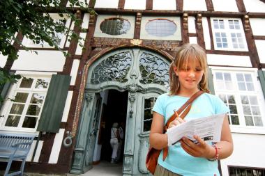Wer findet den Schatz? Bei einer neuen Rallye durch das LWL-Freilichtmuseum Detmold werden Kinder zu Schatzsuchern. <br>Foto: LWL/Jähne<br />