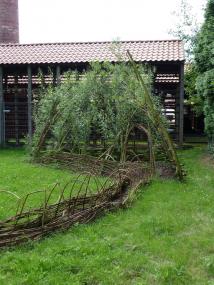Das Tippi im Garten der Villa Beermann aus geflochtenen Weiden. <b>Foto: LWL</b>