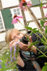 Bei einem ¿Fotospaziergang¿ durch das LWL-Freilichtmuseum Detmold können Hobbyfotografen lernen, den richtigen Bildausschnitt zu finden. <br>Foto: LWL/Klein<br />
