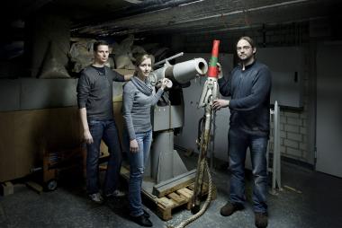 Diese Kanone wurde für den kommerziellen Wal-fang eingesetzt. Die drei Ausstellungsmacher (v.l.) Dr. Thorsten Pickel, Judith Becker und Dr. Jan Ole Kriegs, zeigen das Geschoss im Bereich Walfang in ihrer Ausstellung.  <br>Foto: LWL/Oblonczyk<br />