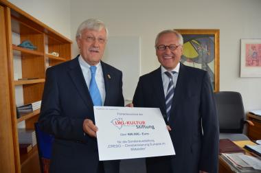 LWL-Direktor Dr. Wolfgang Kirsch (re.) übergibt den Förderbescheid der LWL-Kulturstiftung für die Sonderausstellung "CREDO - Christianisierung Europas im Mittelalter" an Heinz Paus (li.), Bürgermeister der Stadt Paderborn. <br>Foto: Jens Reinhardt (Presseamt Paderborn)<br />