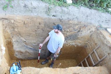 Eine mannshohe Zisterne konnten die Archäologen im Boden sichern - darin sammelten die römischen Legionäre Wasser. <br>Foto: LWL<br />