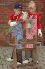 Nach mehreren Arbeitsschritten wird aus der Flachsfaser ein Faden. <br>Foto: LWL<br />