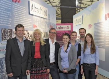 Stellten die Ausstellung in Bochum vor: (v.l.) Museumsleiter Dietmar Osses, LWL-Kulturdezernentin Dr. Barbara Rüschoff-Thale, Dr. Ingo Grabowsky, Katarzyna Malaczynka, Maria Sesler, Emir Hamidovic und Kristina Romanov. <br>Foto: LWL / A. Hudemann<br />