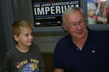 Zur großen Sonderausstellung IMPERIUM im Jahr 2009 war Armin Maiwald schon einmal zu Besuch und brachte die 15.000 Mini-Römer aus der "Sendung mit der Maus" über die Varusschlacht mit. Kleine Fans sammelt fleißig Autogramme. <br>Foto: LWL/S. Holländer<br />