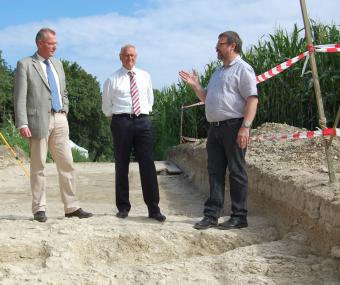 Bürgermeister Benedikt Ruhmöller (v.l.) und LWL-Direktor Dr. Wolfgang Kirsch erkunden mit Grabungsleiter Dr. Christoph Grünewald den Wall der Burg, die vermutlich in karolingischer Zeit auf dem Hünenknäppen entstand und noch heute eine phänomenale Aussicht auf die Lippeauen bietet. <br>Foto: LWL/Burgemeister<br />