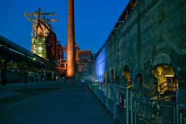 Nach Einbruch der Dunkelheit entfaltet sich auf der Henrichshütte eine besondere Atmosphäre. <br>Foto: LWL/Hudemann<br />