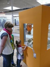 Die orangenen Vitrinen bleiben noch ein wenig: bis zum 9.9. wird die Sommerferien-Aktion im LWL-Römermuseum verlängert. So kann die Maus den Besuchern noch 14 Tage länger die Welt, Olympia und das alte Rom erklären. <br>Foto: LWL/Quick<br />