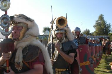Die Römer verwandeln die Fläche um das LWL-Römermuseum in Haltern am 8. und 9. September wieder in ein großes Militärlager - und halten eindrucksvolle Paraden ab. <br>Foto: LWL/Berg<br />