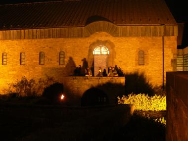 Die beleuchteten Mauern der Kaiserpfalz lassen alljährlich in der Langen Museumsnacht eine feierliche, zauberhafte Stimmung aufkommen. <br>Foto: LWL/Kroker<br />