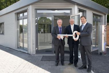 LWL-Direktor Dr. Wolfgang Kirsch (m.) bei der symbolischen Schlüsselübergabe an Dirk Zache (l.), Direktor des LWL-Industriemuseums, und Dietmar Osses (r.), Museumsleiter der Zeche Hannover. <br>Foto: LWL/Hudemann<br />