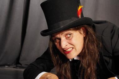 Die vielen verschiedenen Facetten von Tucholsky setzt Barbara Kleyboldt mal witzig, mal tieftraurig um. <br>Foto: RotoTheater<br />