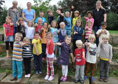 Ab jetzt wird gemeinsam gelernt: Fünf Schüler mit Hörbehinderung drücken seit Beginn des neuen Schuljahres in der Michael-Ende-Grundschule zusammen mit den anderen I-Dötzen die Schulbank. Schulleiterin Katja Jansen (hinten 2.v.l.) sowie die Klassenlehrinnen Nicole Albrecht (r.) und Anke Soller (l.) heißen die Neuankömmling herzlich willkommen. <br> Foto: Stadt Minden<br />