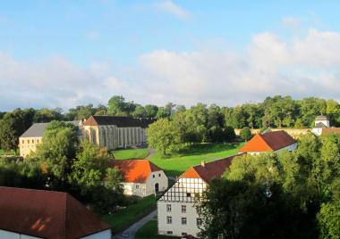 Auch eines der Klöster der Region: Das ehemalige Augustiner-Chorherrenstift und heutige LWL-Landesmuseum für Klosterkultur in Lichtenau bei Paderborn. <br>Foto: LWL/Tillmann<br />