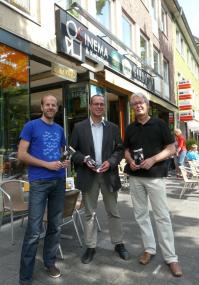 "Filme sind hervorragende Botschafter für Inklusion", meinen (v.l.n.r.) Holger Lüsch (Cinema), Prof. Dr. Markus Köster (Leiter LWL-Medienzentrum für Westfalen) und Dr. Christoph Spieker (Villa ten Hompel), die die Filmreihe im Cinema organisiert haben.  <br>Foto: LWL/Meschede<br />