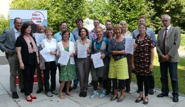 Prof. Dr. Markus Köster (l.), Leiter des LWL-Medienzentrums für Westfalen, Ines Müller (2. v. l.) von Film+Schule NRW, Paul Eschbach (r.) aus dem NRW-Schulministerium und Ulrike Tiggemann (2. v. r.) von der Bezirksregierung Münster freuen sich mit den neuen Filmmoderatoren. <br>Foto: LWL/Meschede<br />