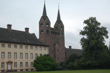 Am Samstag eine Station der Exkursion: das Kloster Corvey - das Westwerk der Klosterkirche (die Türme) haben ihren Ursprung in karolingischer Zeit, was sie einmalig macht. <br>Foto: LWL/Burgemeister<br />