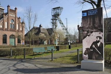Große Tafeln weisen den Besuchern im Ehrenhof der Zeche Zollern den Weg zur Zwangsarbeiter-Ausstellung. <br>Foto: LWL/Hudemann<br />