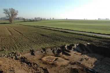 Gräberfeld Linienbandkeramik.jpg: Bereits im vergangenen Jahr konnten die LWL-Archäologen mit einem Suchschnitt die ersten Gräber aus der Zeit der Linienbandkeramik in Warburg sichern. Inzwischen dokumentierten die Wissenschaftler über 20 Grabstätten. <br>Foto: LWL/M.Hahne<br />