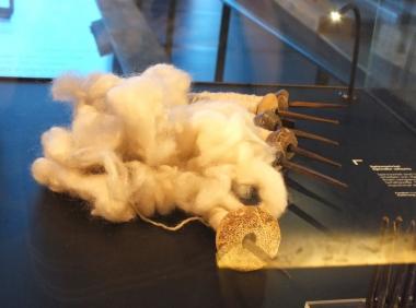 Wie ein traditionsreicher Spinnwirtel aussieht, zeigt die Dauerausstellung im LWL-Museum für Archäologie - wie es sich damit arbeitet, können interessierte im Kreativseminar "Spinnen und Weben - die Werke der Frauen" ausprobieren. <br>Foto: LWL/Baron<br />