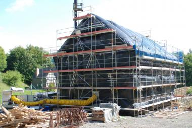 Der Rohbau vom Haus Remberg im LWL-Freilichtmuseum Detmold wird derzeit einer Warmluftbehandlung zur Schädlingsbekämpfung unterzogen. <br>Foto: LWL<br />