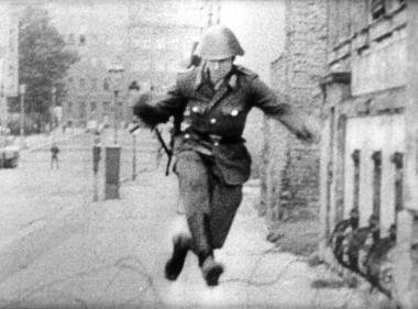 Sinnbild deutscher Teilungsgeschichte: Bereitschaftspolizist Conrad Schumann flüchtet am 15. August 1961 in den französischen Sektor von Berlin. <br>Foto: ullstein bild ¿ Chronos Media GmbH<br />