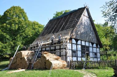 Aufs Dach gestiegen: Das Altenteil des Lippischen Meierhofs im LWL-Freilichtmuseum Detmold bekommt ein neues Reetdach. <br>Foto: LWL<br />